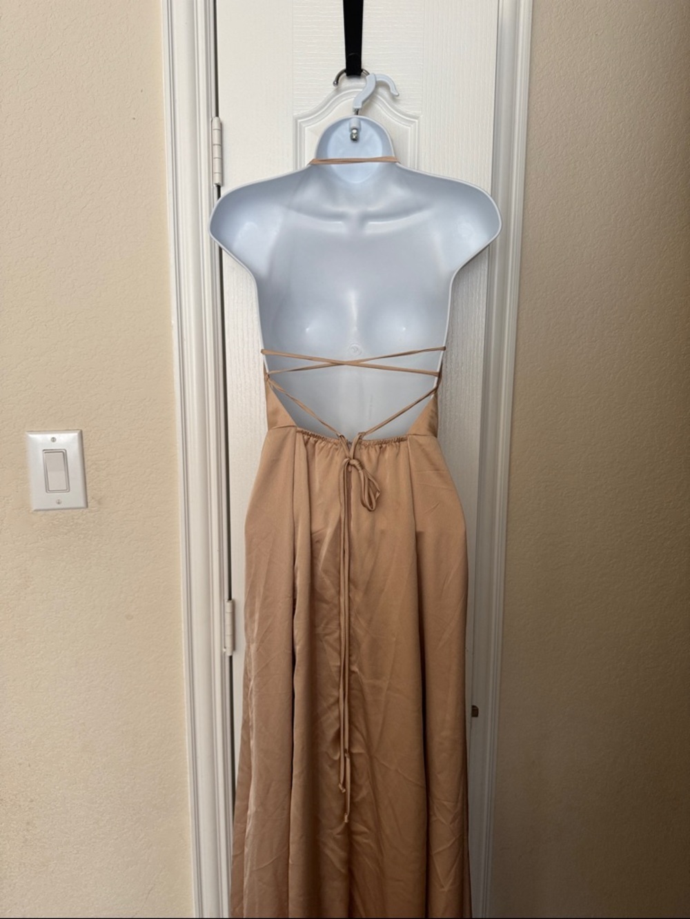 SHOW ME YOUR MUMU True Gold Godshaw Goddess
Maxi Dress Satin size XS - Picture 4 of 7